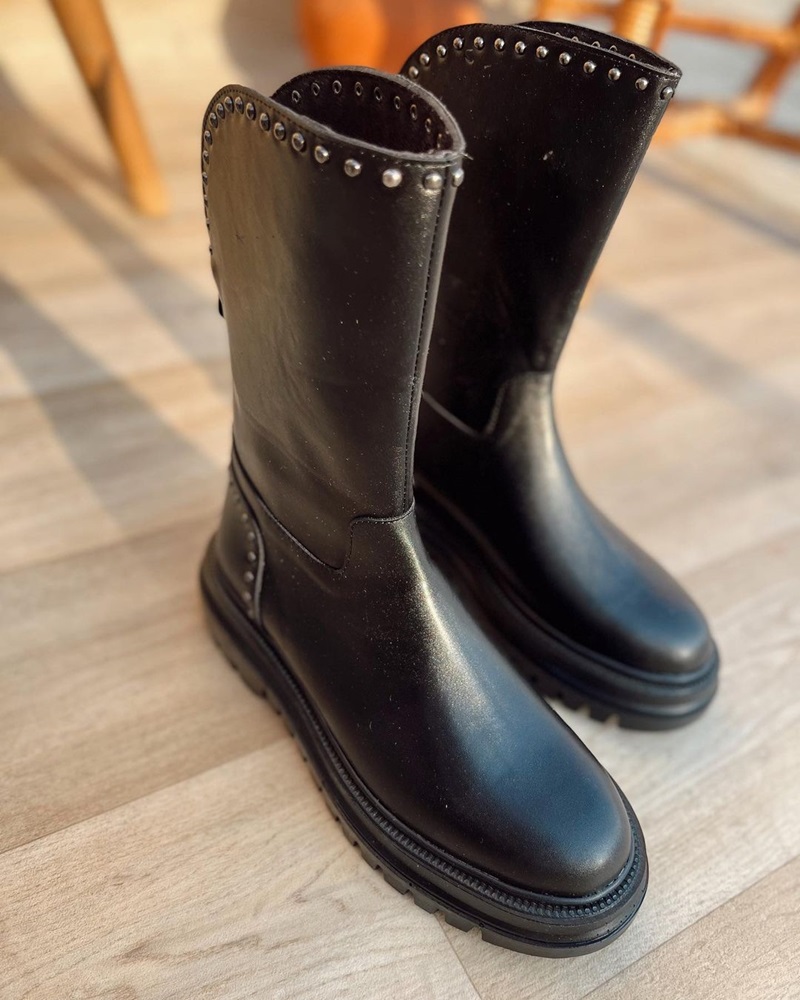 شیءگالری+نيمبوت+پشت+زيپ+پرچي+++جنس+چرم+مصنوعي+++از+پشت+زيپ+پرچی+کاملا+روی+نیمبوت+پرچ+شده+است+++قالب+استاندارد+سایزبندی+-+37+الی+41+قیمت+-+1