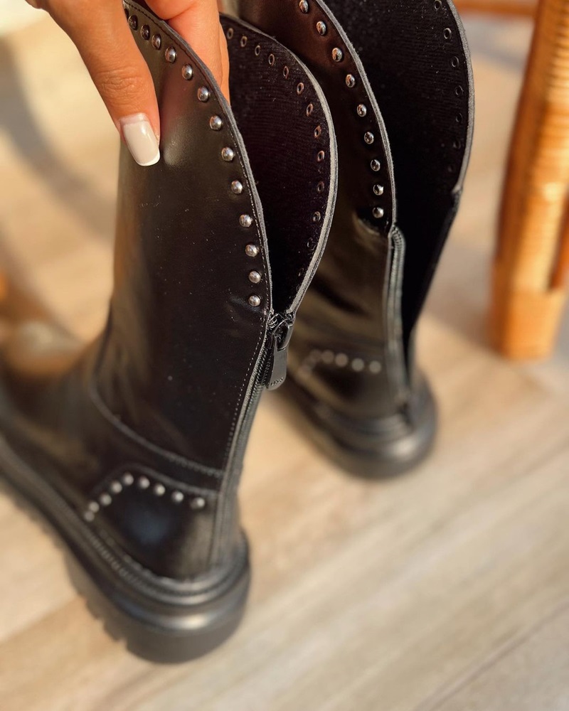 شیءگالری+نيمبوت+پشت+زيپ+پرچي+++جنس+چرم+مصنوعي+++از+پشت+زيپ+پرچی+کاملا+روی+نیمبوت+پرچ+شده+است+++قالب+استاندارد+سایزبندی+-+37+الی+41+قیمت+-+1