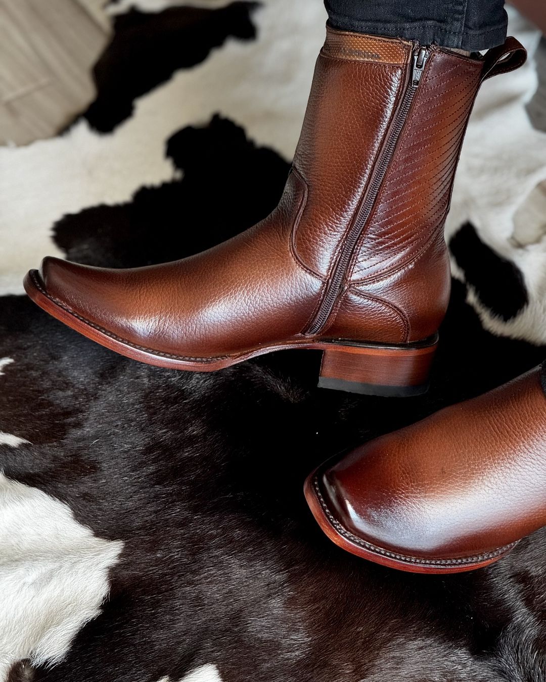 Botas de gala en piel de venado original con zíper y suela antiderrapante para mayor comodidad  #dallas #dallascowboys #dallastexas #forthworth #corpuschristi #photo #viral #tendencia #boots #wester #style (2)