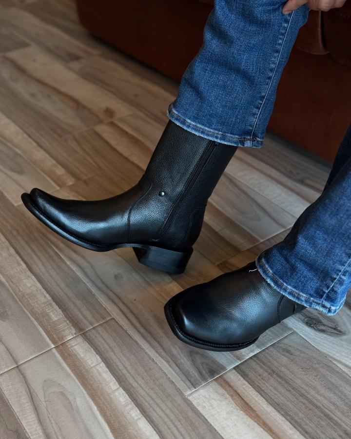 almeida_bootsoficial_1738982014_3563161850474049399_52220402971