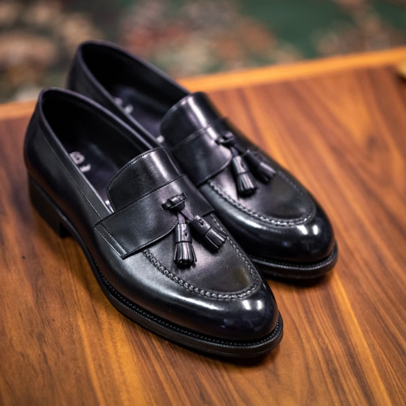 TLB Mallorca Half-Saddle Tassel Loafersご購入頂き誠に有難うございます前半分ゴム貼り、つま先スチール装着させて頂きました数あるタッセルローファーの中ハーフサドルが新鮮ミュージアムカーフの黒を使用、表情ある黒ローファーどしどし履いてください今後も長く履いて頂くお手伝いをさせて頂ければ光栄です#mensshoes #menswear #classicmenswear #classic #tailori (1)