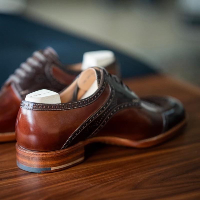 Saint Crispin’s Saddle derby, half brogue specialご購入頂き誠に有難うございます。手仕上げのダークブラウンとミディアムブラウンのコンビステッチは白、穴飾り満載革の切り返しが凝っていて色のコントラストが素晴らしいスペシャルな一足ですこう見えて穴飾り大好き人間ですプレーンなタイプと穴飾り爆発なタイプを履きたい気持ちがオリンピック周期で交互にきます興奮したました田中十靴店では当店取り扱いのない (3)_副本