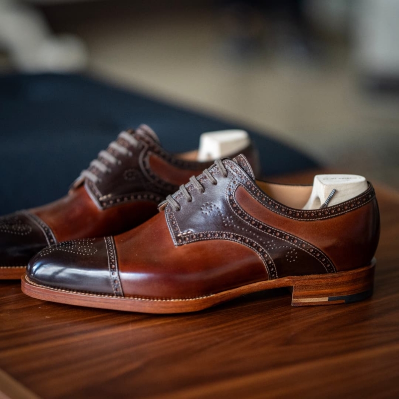 Saint Crispin’s Saddle derby, half brogue specialご購入頂き誠に有難うございます。手仕上げのダークブラウンとミディアムブラウンのコンビステッチは白、穴飾り満載革の切り返しが凝っていて色のコントラストが素晴らしいスペシャルな一足ですこう見えて穴飾り大好き人間ですプレーンなタイプと穴飾り爆発なタイプを履きたい気持ちがオリンピック周期で交互にきます興奮したました田中十靴店では当店取り扱いのない (4)_副本