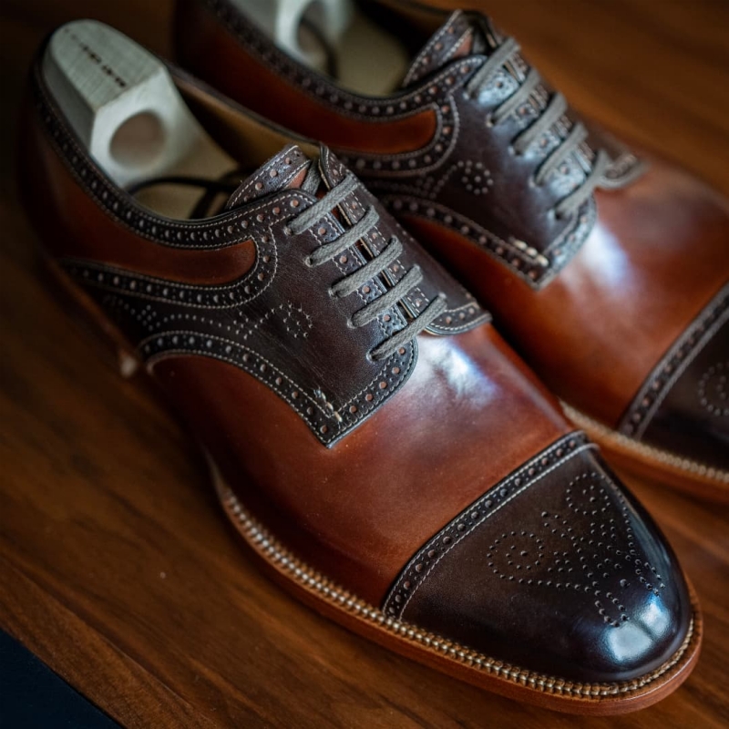 Saint Crispin’s Saddle derby, half brogue specialご購入頂き誠に有難うございます。手仕上げのダークブラウンとミディアムブラウンのコンビステッチは白、穴飾り満載革の切り返しが凝っていて色のコントラストが素晴らしいスペシャルな一足ですこう見えて穴飾り大好き人間ですプレーンなタイプと穴飾り爆発なタイプを履きたい気持ちがオリンピック周期で交互にきます興奮したました田中十靴店では当店取り扱いのない (1)_副本