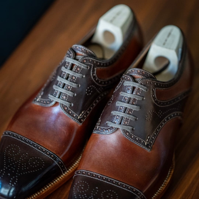 Saint Crispin’s Saddle derby, half brogue specialご購入頂き誠に有難うございます。手仕上げのダークブラウンとミディアムブラウンのコンビステッチは白、穴飾り満載革の切り返しが凝っていて色のコントラストが素晴らしいスペシャルな一足ですこう見えて穴飾り大好き人間ですプレーンなタイプと穴飾り爆発なタイプを履きたい気持ちがオリンピック周期で交互にきます興奮したました田中十靴店では当店取り扱いのない (2)_副本