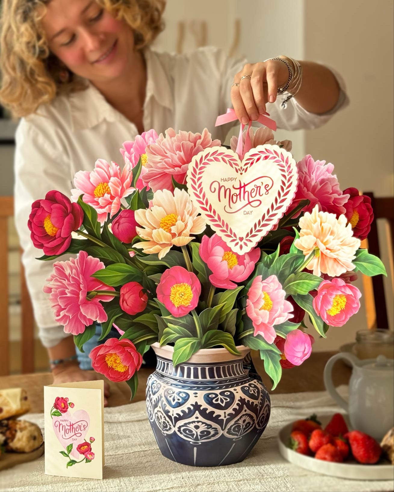 7075_Grande-Mothers-Day-Peony-Paradise_Lifestyle-Zoe_Web