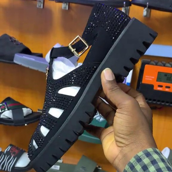 chrisfootwears_TikTok_NoWatermark - frame at 0m1s