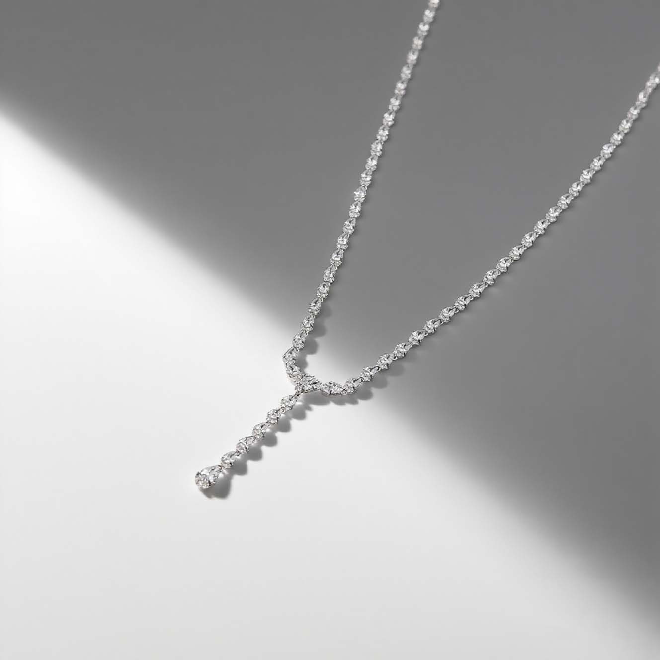 jimeng-2025-09-01-1085-变成白底图,生成一张高级感十足的产品封面图,画面中的耳环款式保持不变,着重突出光