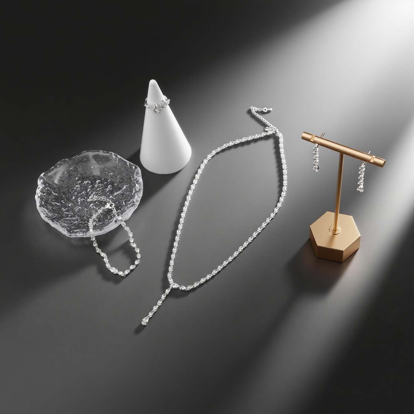 jimeng-2025-09-01-1206-生成一张高级感十足的产品封面图,画面中的全部款式保持不变,着重突出光影效果,在独