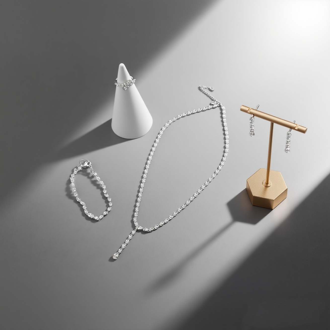 jimeng-2025-09-01-6479-生成一张高级感十足的产品封面图,画面中的全部款式保持不变,着重突出光影效果,在独