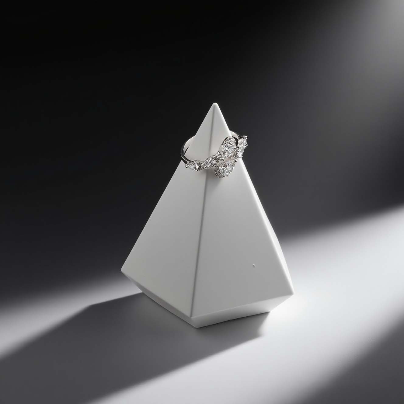 jimeng-2025-09-01-2216-生成一张高级感十足的产品封面图,画面中的戒指款式保持不变,着重突出光影效果,让戒