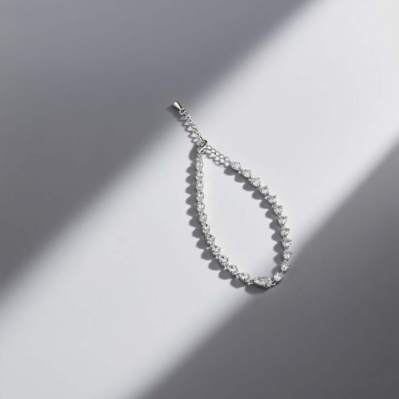 jimeng-2025-09-01-2337-生成一张高级感十足的产品封面图,画面中的款式保持不变,着重突出光影效果,让手链在