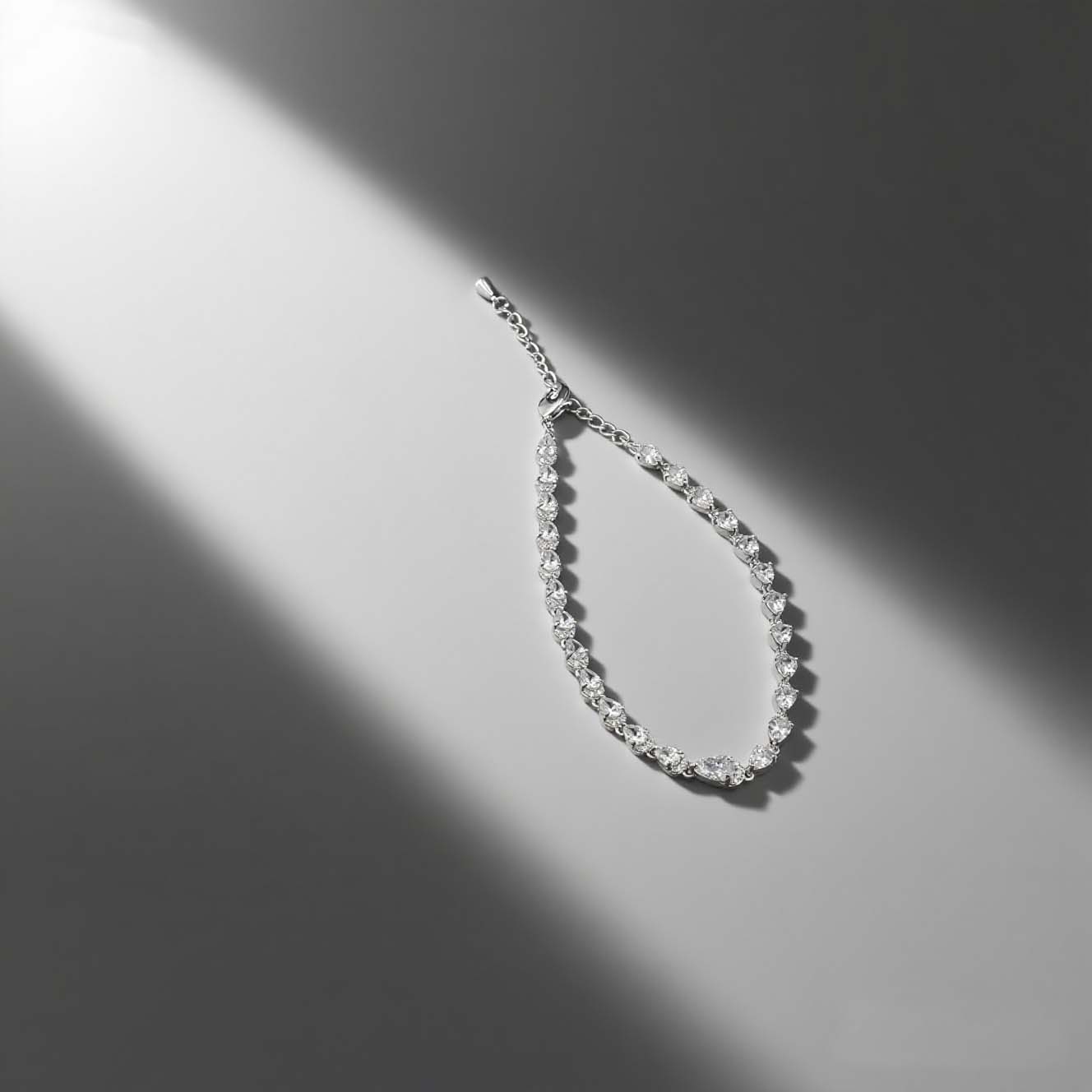 jimeng-2025-09-01-5684-生成一张高级感十足的产品封面图,画面中的款式保持不变,着重突出光影效果,让手链在