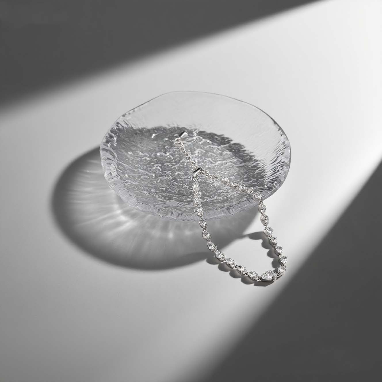 jimeng-2025-09-01-4468-生成一张高级感十足的产品封面图,画面中的款式保持不变,着重突出光影效果,让手链在