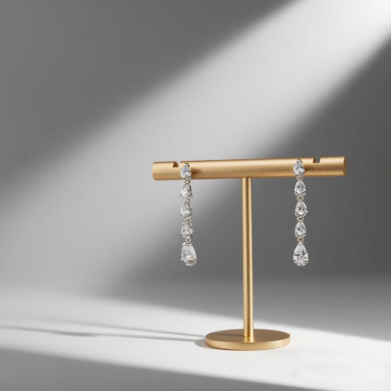 jimeng-2025-09-01-8559-生成一张高级感十足的产品封面图,画面中的耳环款式保持不变,着重突出光影效果,让耳