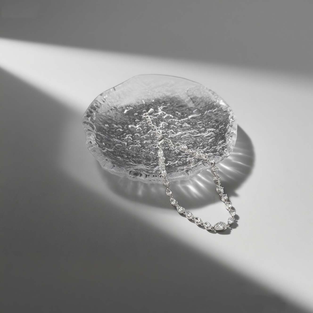 jimeng-2025-09-01-9569-生成一张高级感十足的产品封面图,画面中的款式保持不变,着重突出光影效果,让手链在