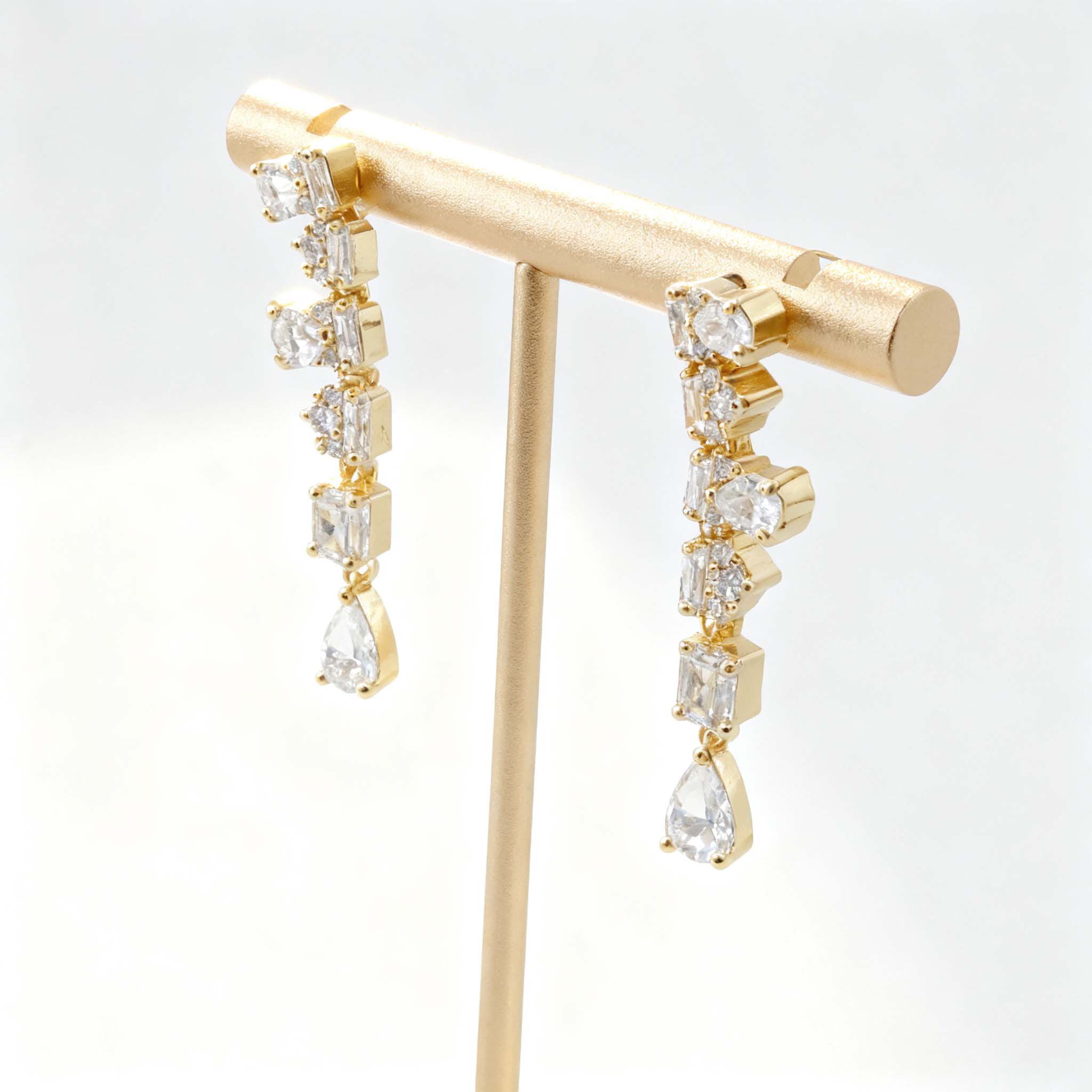 jimeng-2025-09-09-4684-生成一张极具高级感的产品封面白底图,画面中的所有款式保持不变,不要改动物体,重点