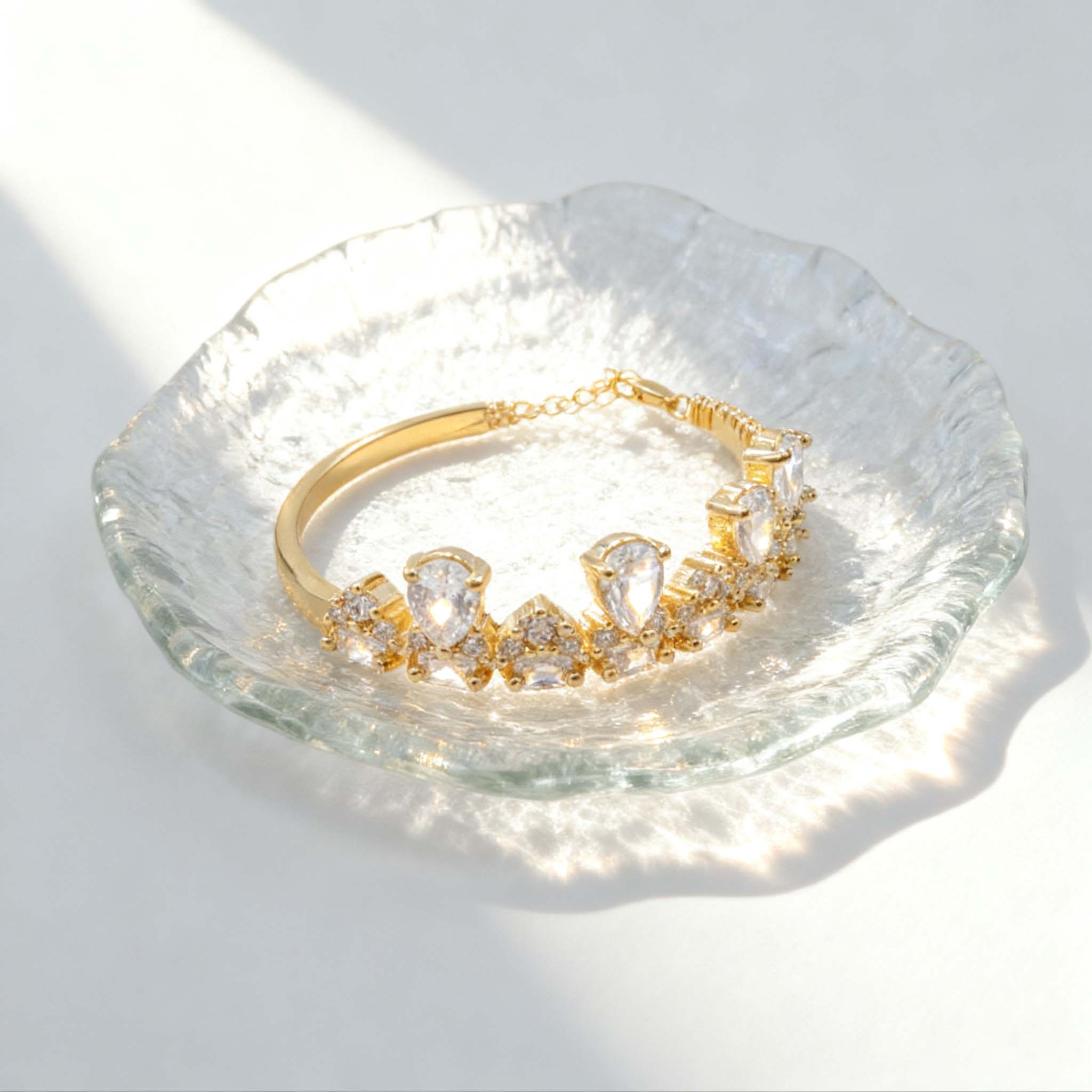 jimeng-2025-09-09-3911-生成一张极具高级感的产品封面图,白底图,画面中的所有款式保持不变,不要改动物体,