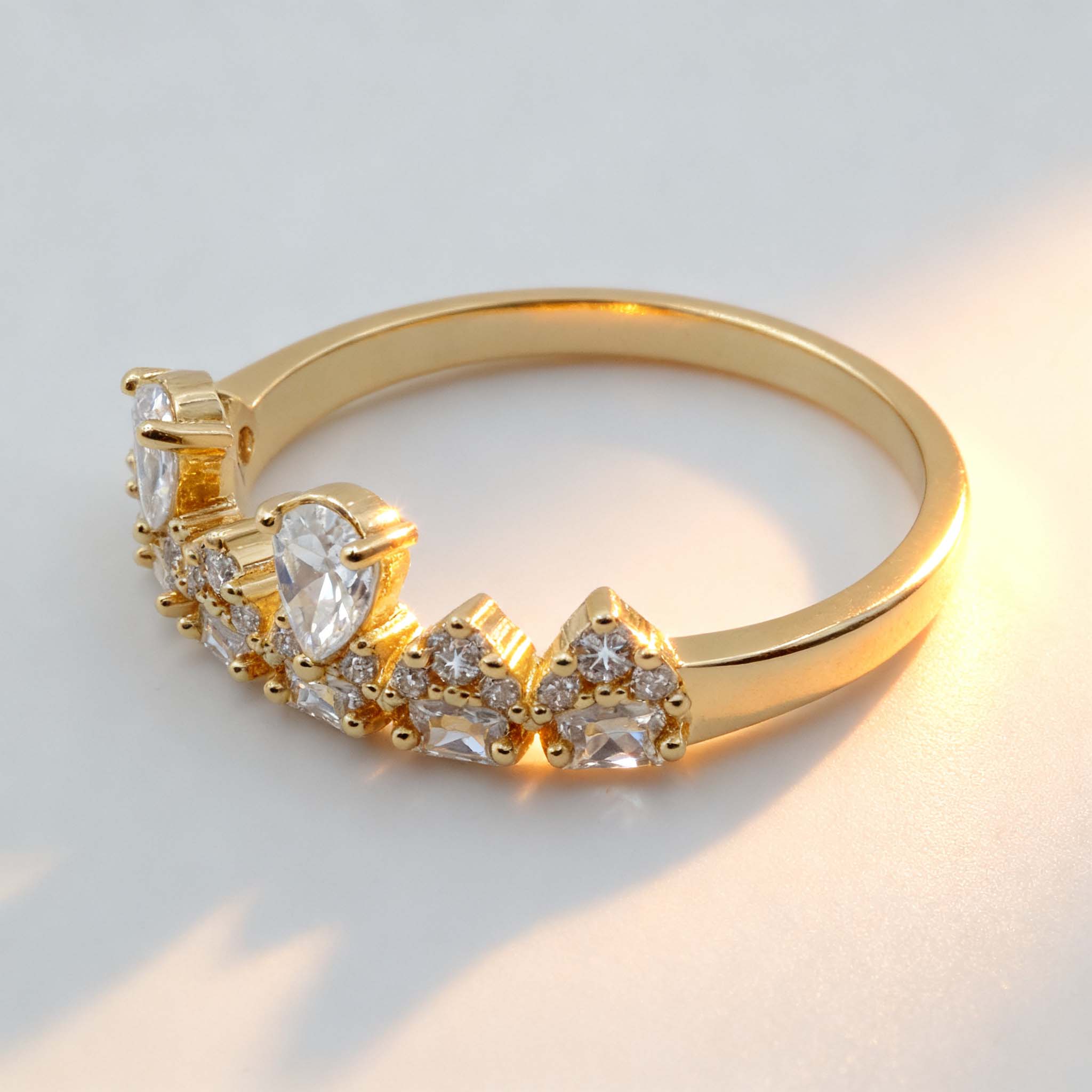 jimeng-2025-09-09-5457-生成一张极具高级感的产品封面白底图,画面中的所有款式保持不变,不要改动物体,重点