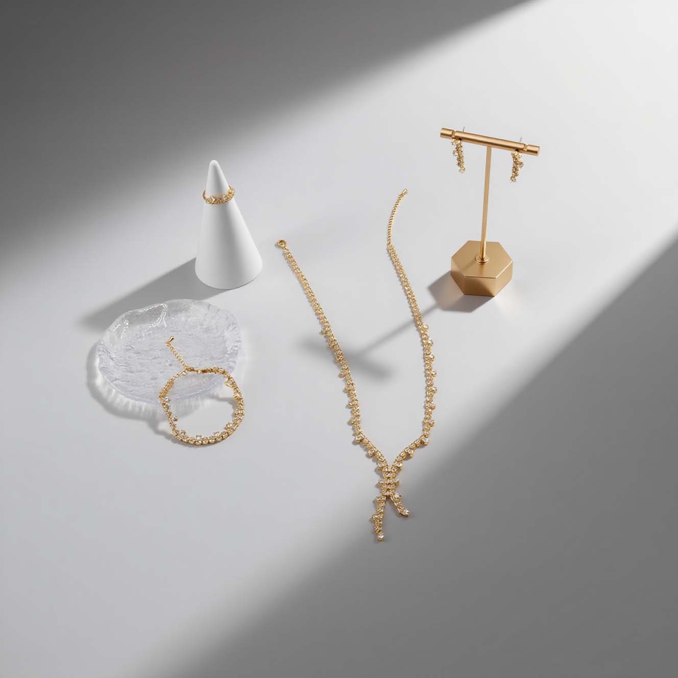 jimeng-2025-09-09-7069-生成一张极具高级感的产品封面图,画面中的所有款式保持不变,不要改动物体,重点突出