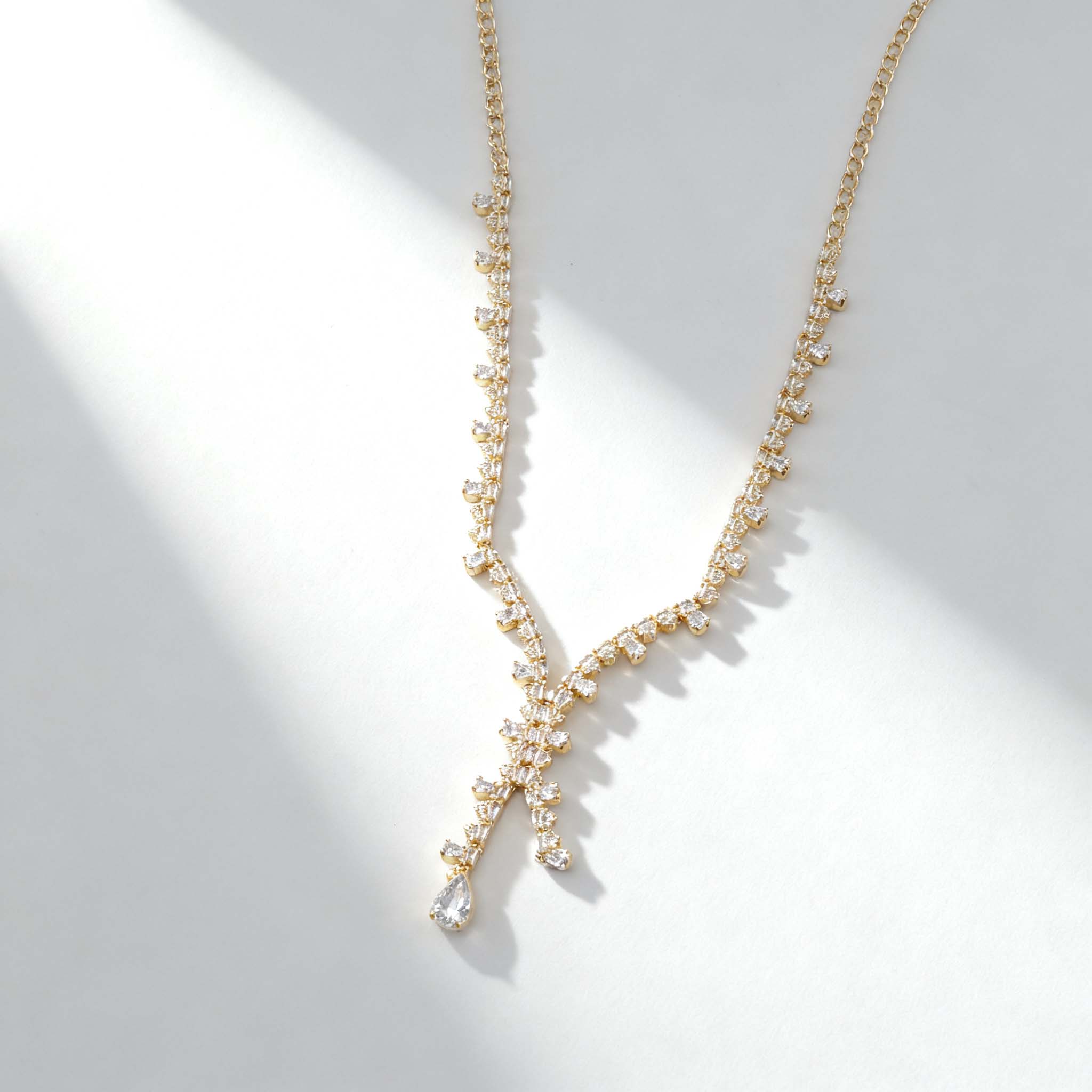 jimeng-2025-09-09-7690-生成一张极具高级感的产品封面图,白底图,画面中的所有款式保持不变,不要改动物体,