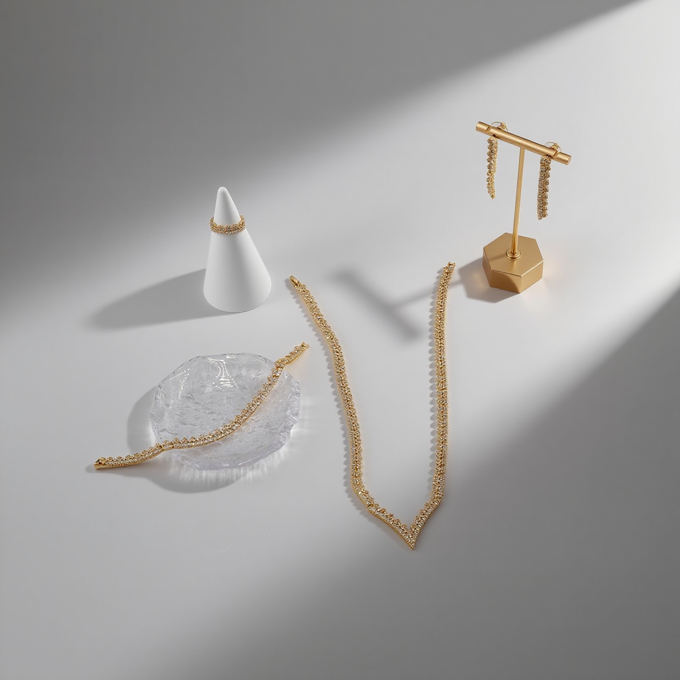 jimeng-2025-09-09-2668-生成一张极具高级感的产品封面白底图,画面中的所有款式保持不变,不要改动物体,重点