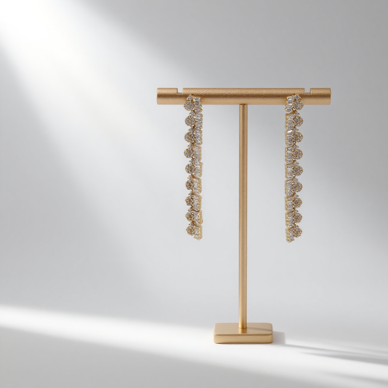 jimeng-2025-09-09-9685-生成一张极具高级感的产品封面白底图,画面中的所有款式保持不变,不要改动物体,重点