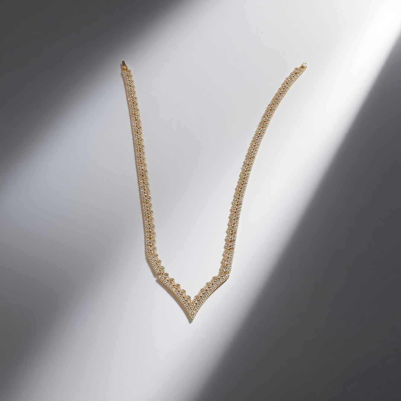 jimeng-2025-09-09-9976-生成一张极具高级感的产品封面白底图,画面中的所有款式保持不变,不要改动物体,重点