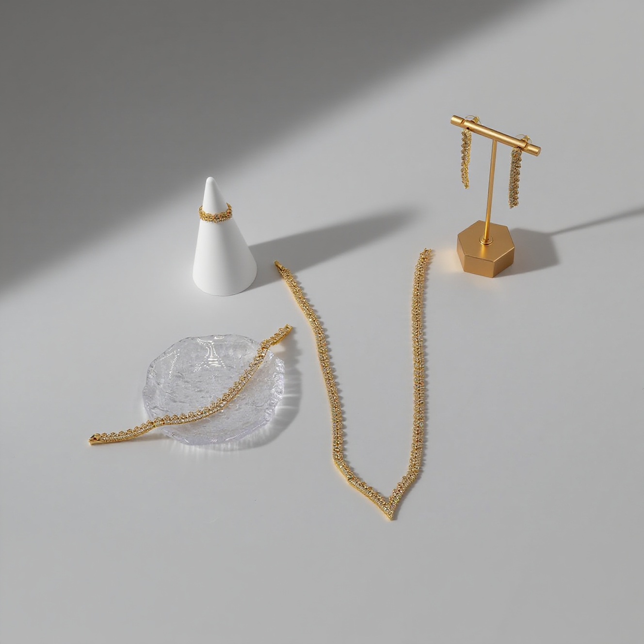 jimeng-2025-09-09-5146-生成一张极具高级感的产品封面白底图,画面中的所有款式保持不变,不要改动物体,重点