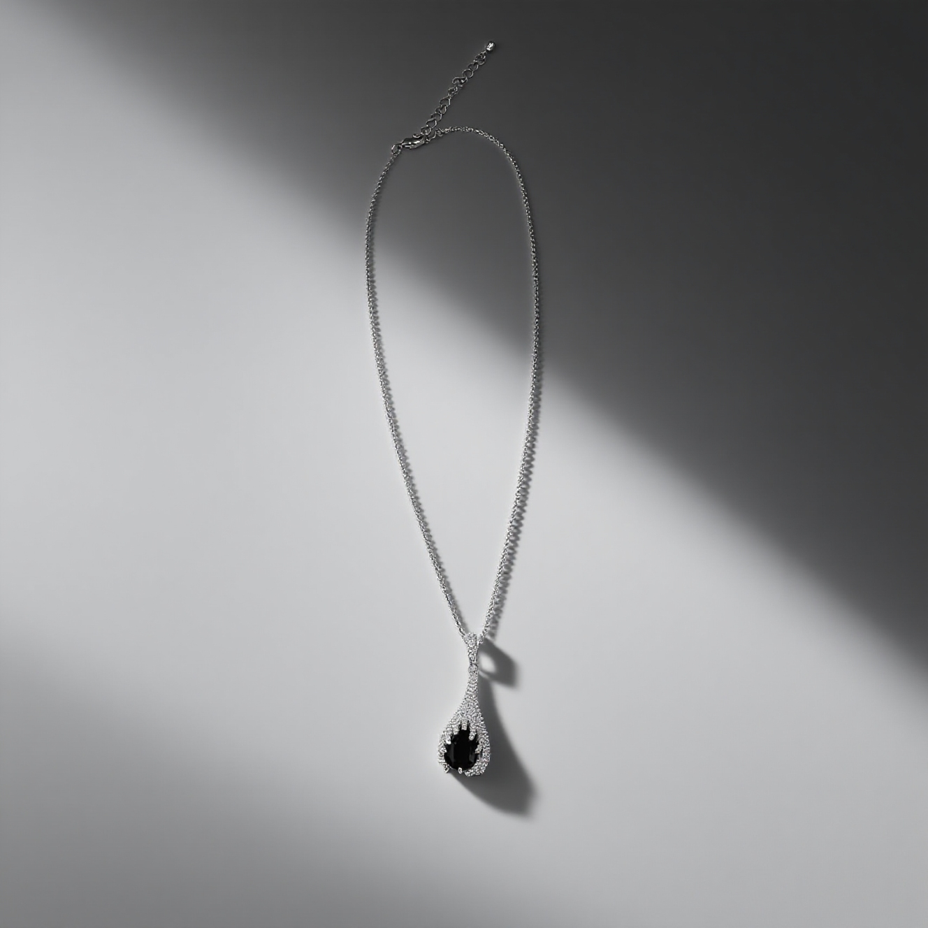 jimeng-2025-09-09-6604-生成一张极具高级感的产品封面白底图,画面中的所有款式保持不变,不要改动物体,重点