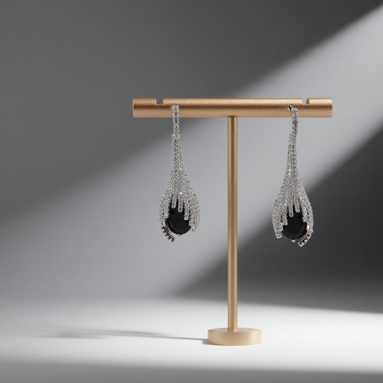 jimeng-2025-09-09-2118-生成一张极具高级感的产品封面白底图,画面中的所有款式保持不变,不要改动物体,重点