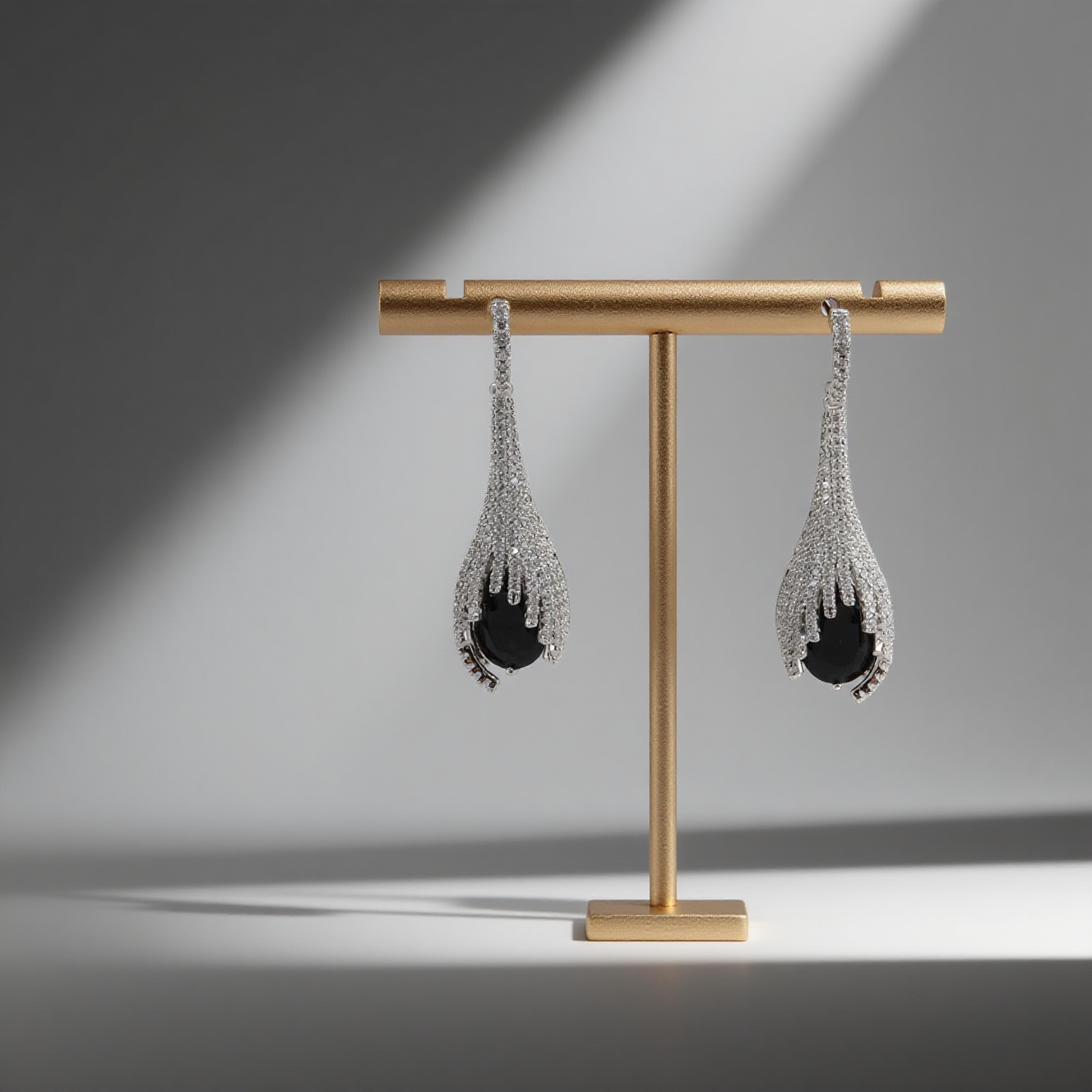 jimeng-2025-09-09-9724-生成一张极具高级感的产品封面白底图,画面中的所有款式保持不变,不要改动物体,重点