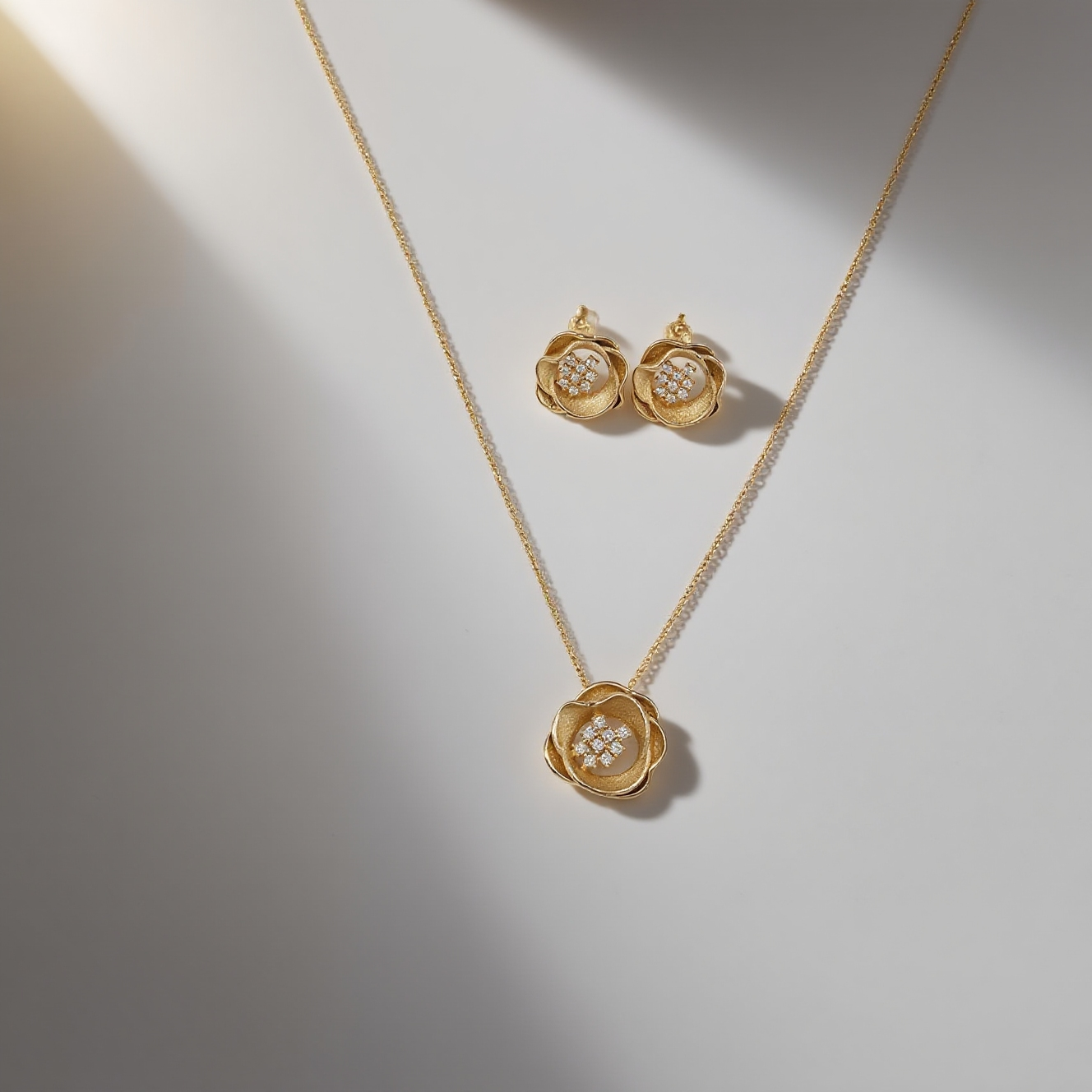 jimeng-2025-09-09-3688-生成一张极具高级感的产品封面白底图,画面中的所有款式保持不变,不要改动物体,重点