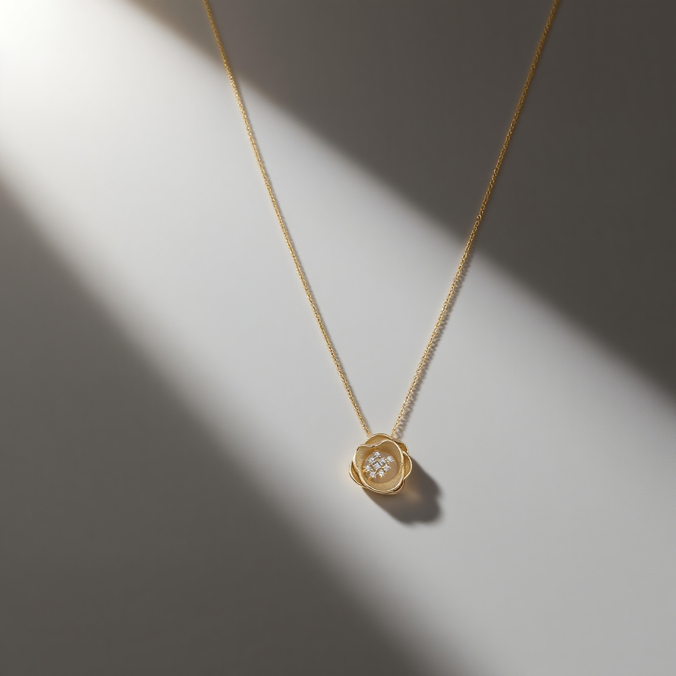 jimeng-2025-09-09-5724-生成一张极具高级感的产品封面白底图,画面中的所有款式保持不变,不要改动物体,重点