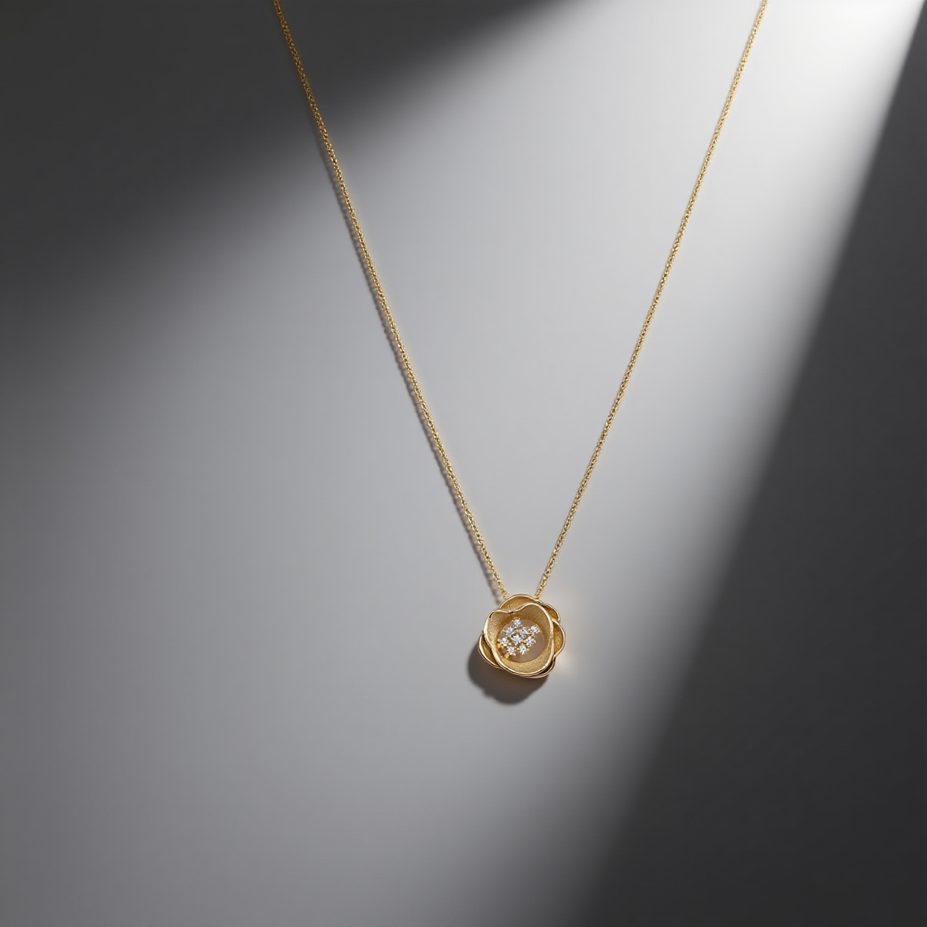 jimeng-2025-09-09-8036-生成一张极具高级感的产品封面白底图,画面中的所有款式保持不变,不要改动物体,重点