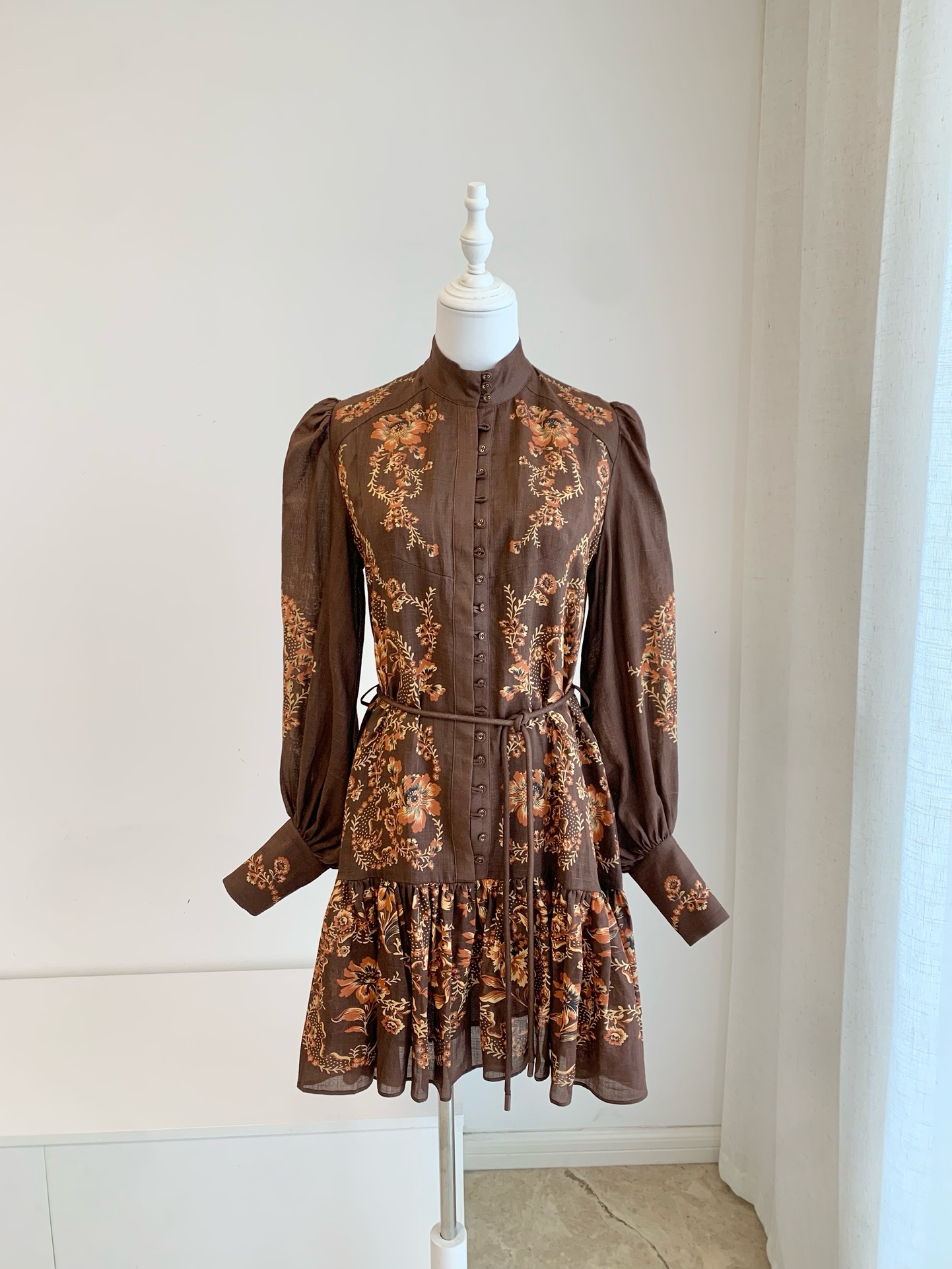 Alemais Seraphine bedrucktes Kurzarm Hemd + Hosenanzug Ramie Kaffee Kleid - Bild 31 von 43