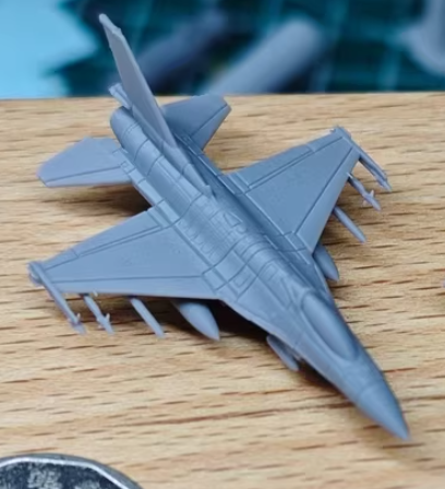 1 /350/400/700 American F-16C D fighter jet Unpainted /1pc