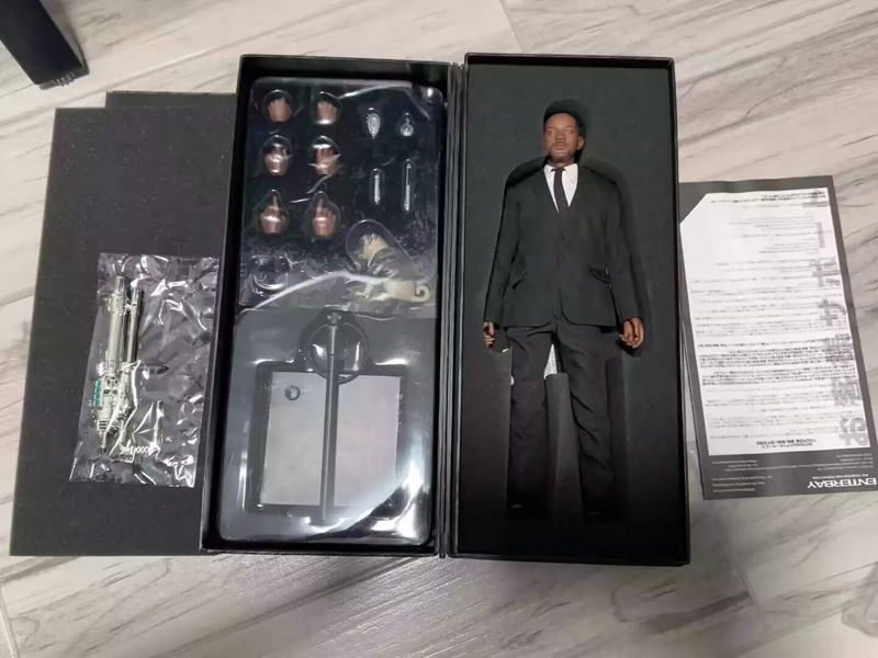 エンターベイMIB3 / メン・イン・ブラック3 : エージェント J Amazon.com: Men In Black 3 (MIB3) Basic Figure w/Large Accessory