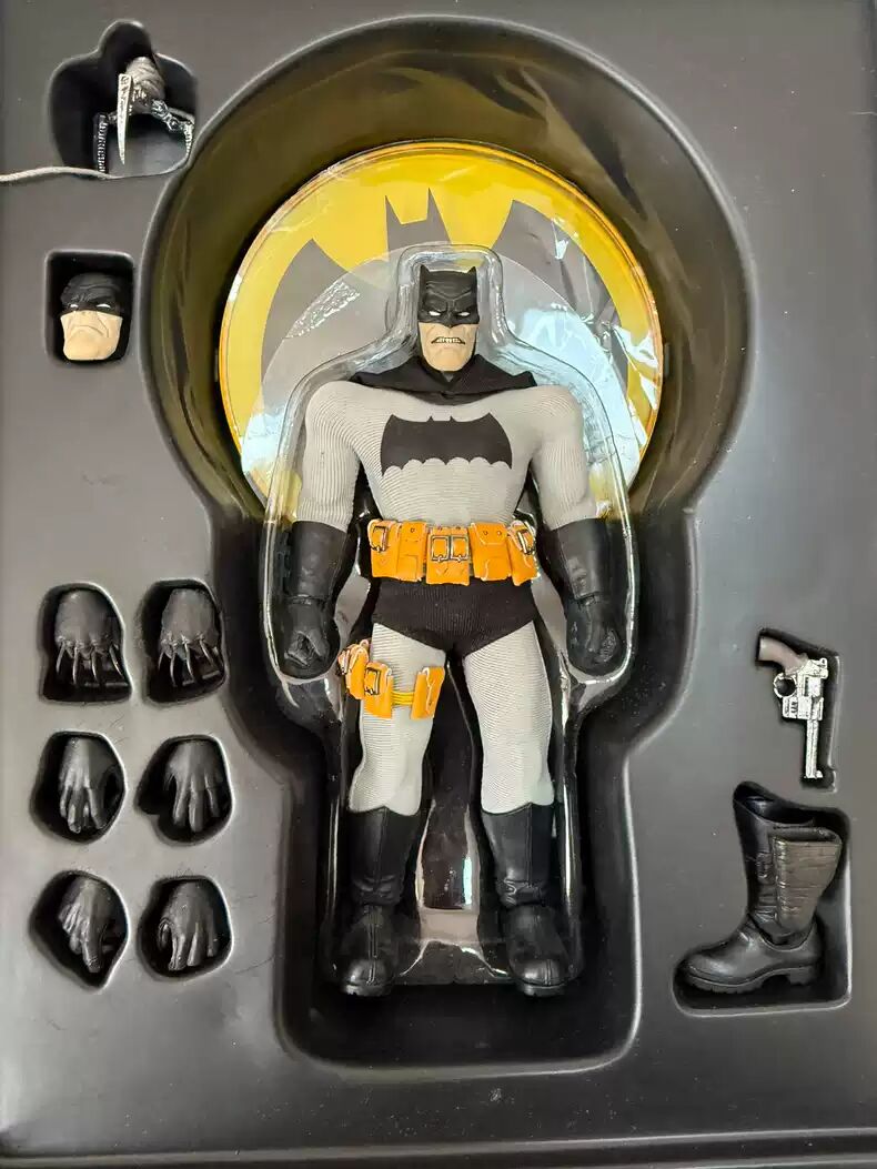 Mezco Toyz THE DARK KNIGHL RETURNS 1/12 Scale Batman 6″ Figures